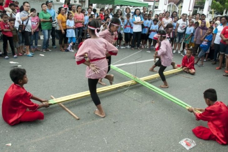 Bermain Permainan Tradisional