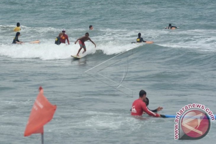 Wisatawan Langgar Larangan Berenang