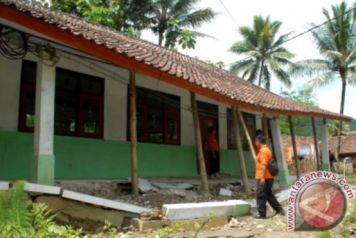 Bencana pergerakan tanah melanda Jampang Kulon Sukabumi