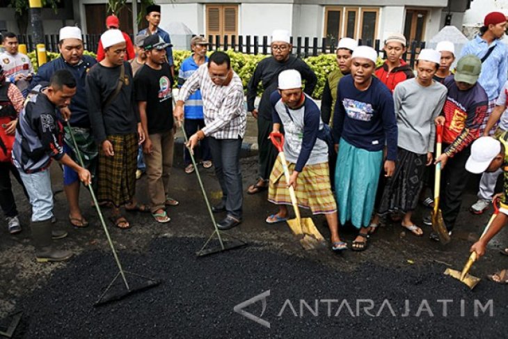 Santri Perbaiki Jalan Raya Pantura