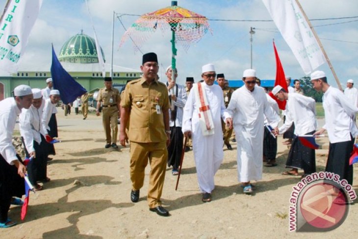 BUPATI LATIF SAAT TIBA DI PONPES MUHAJIRIN