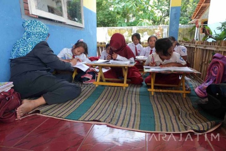 Belajar di Teras Sekolah