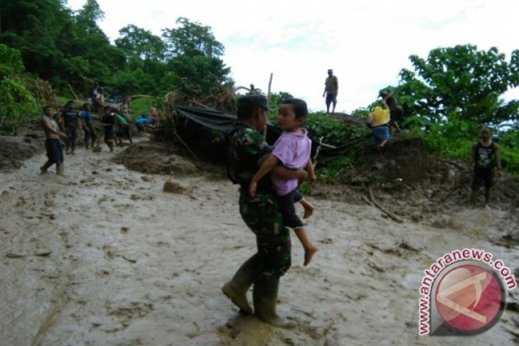 Anggota TNI Bersihkan Material Longsor