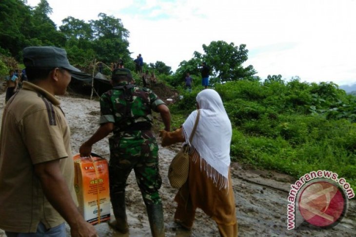 Anggota TNI Bersihkan Material Longsor