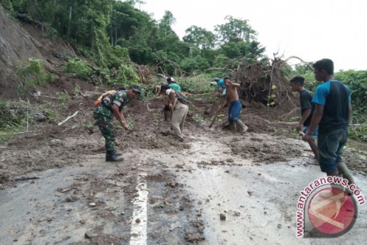 Anggota TNI Bersihkan Material Longsor