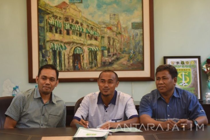 Kontrak Pesepak Bola Persebaya Surabaya