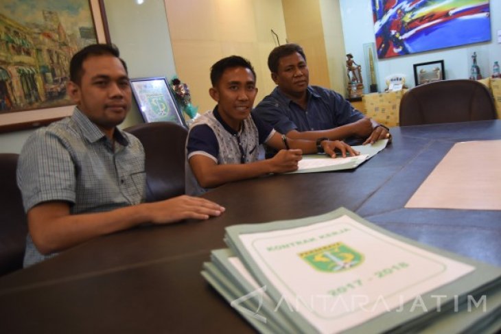 Kontrak Pesepak Bola Persebaya Surabaya