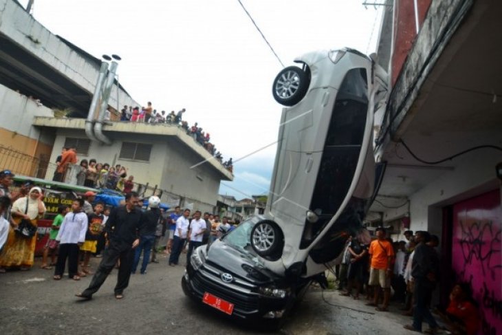 Mobil Terjatuh dari Mall