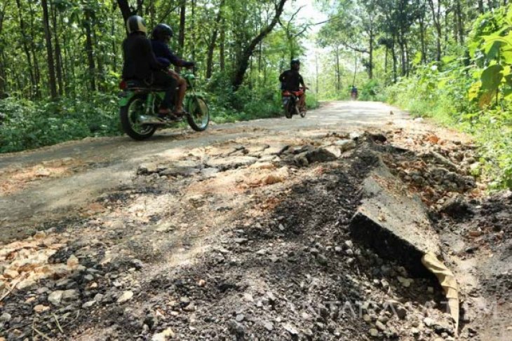 Jalan Hutan Rusak