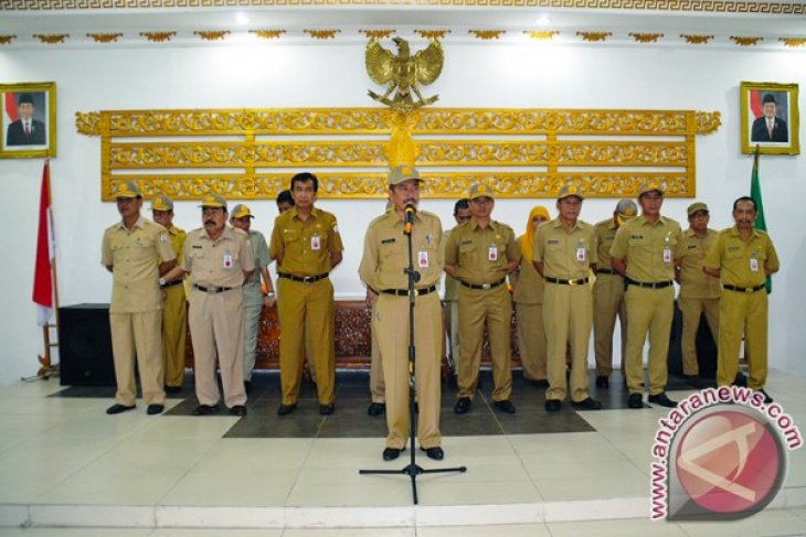 PEGAWAI LINGKUP PEMKAB BATOLA MENGIKUTI APEL