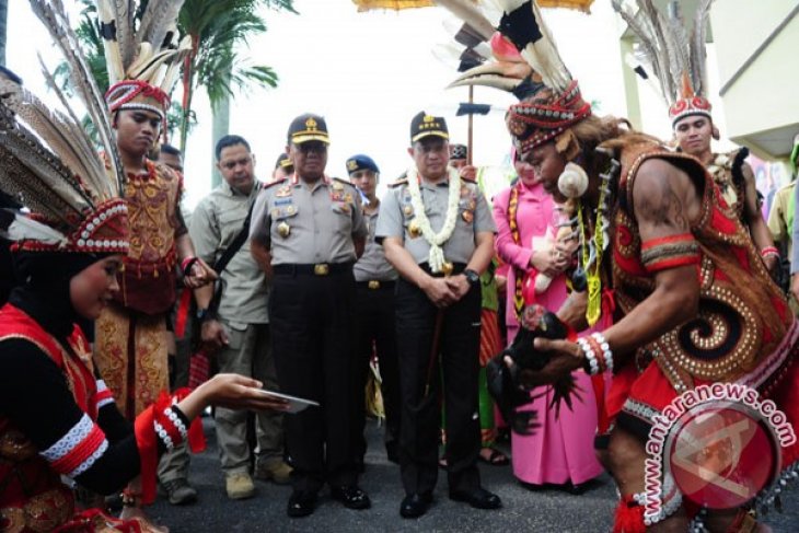 Kapolri Disambut Adat Dayak