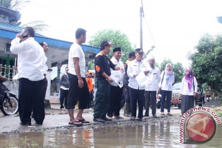 WAKIL BUPATI SAAT MENINJAU BANJIR