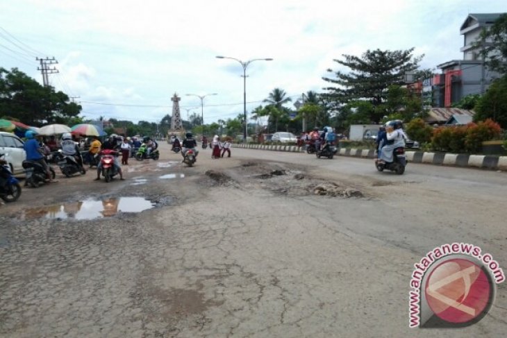 RUAS JALAN PROVINSI RUSAK