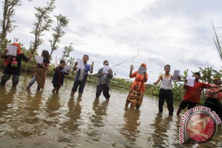 Baca Puisi di Sawah