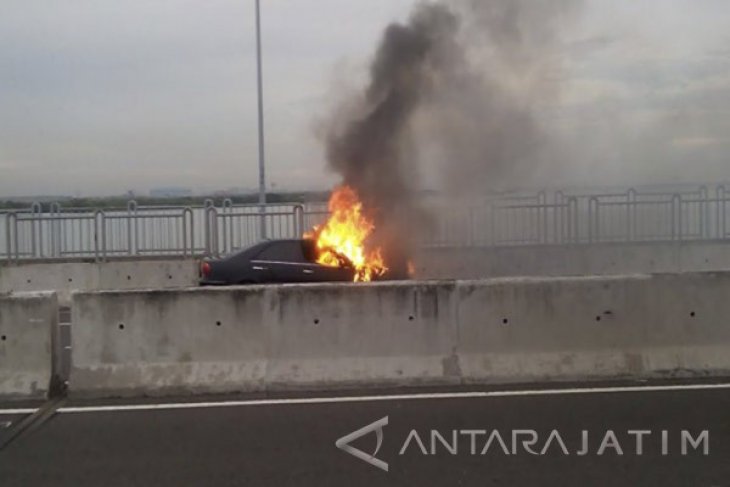 Mobil Terbakar Di Jembatan Suramadu