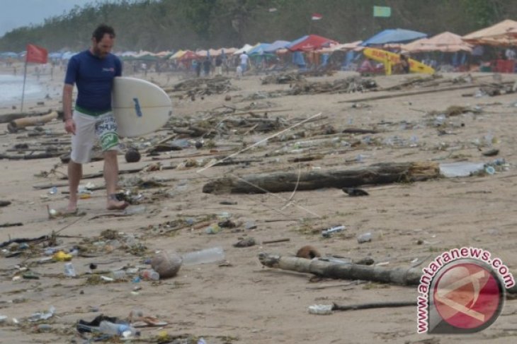 4,000 volunteers clean garbage at Kuta Beach before IMF-WB meeting