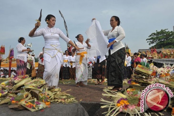 Upacara Melasti Jelang Nyepi di Bali