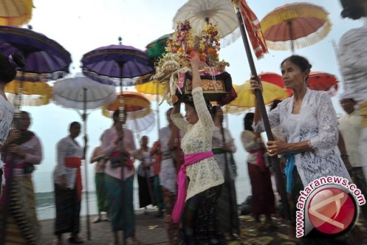 Upacara Melasti Jelang Nyepi di Bali