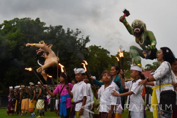 Mengarak Ogoh-ogoh