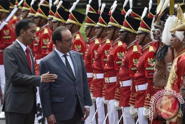Jokowi welcomes French President Hollande at Merdeka Palace