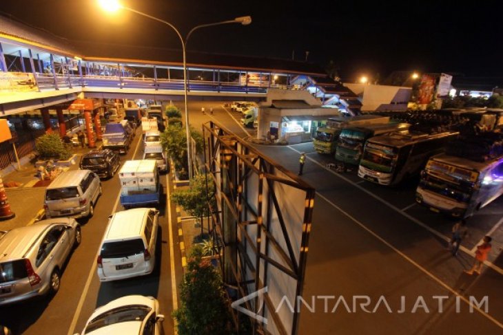 Penumpukan Kendaraan di Pelabuhan Ketapang