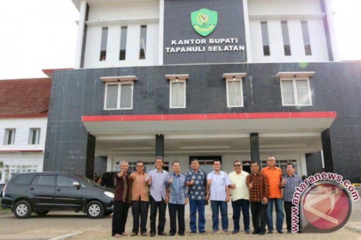 Mantan Bupati Ongku Kunjungi Kantor Bupati Tapsel