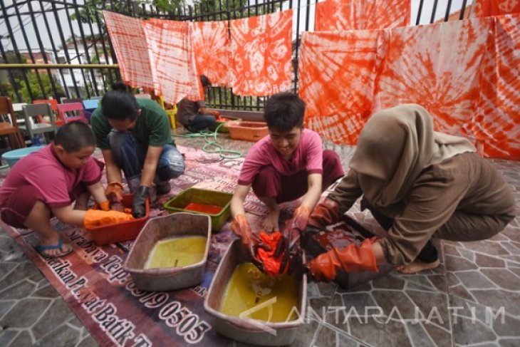 Penyandang Autis Belajar Membatik