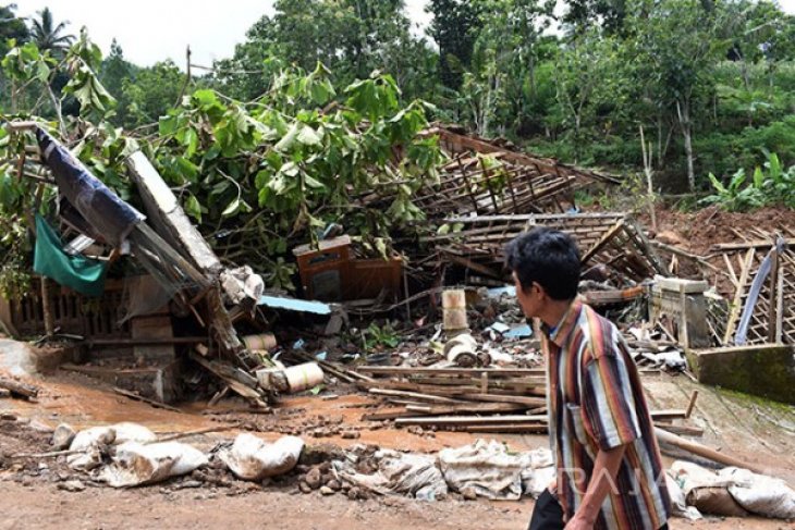 Rumah Rusak Akibat Longsor Ponorogo