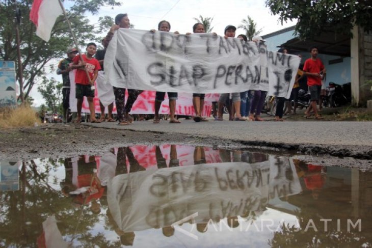 Unjuk Rasa Tolak Tambang Emas