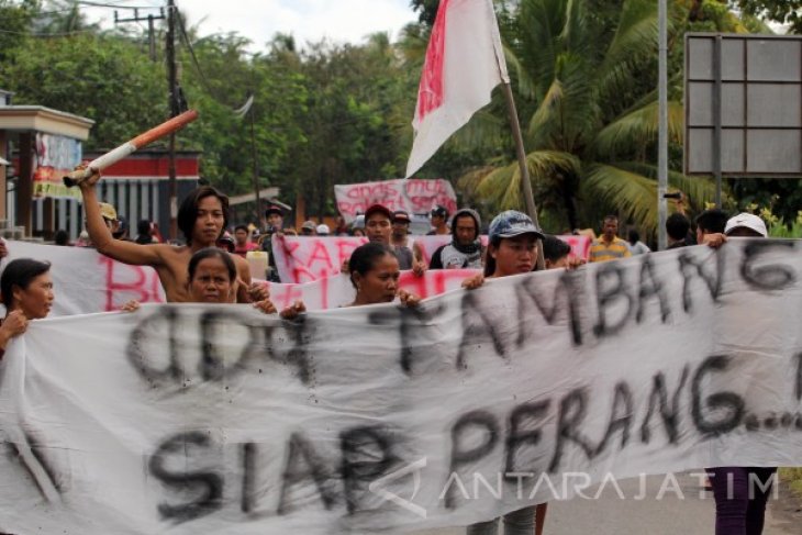 Unjuk Rasa Tolak Tambang Emas