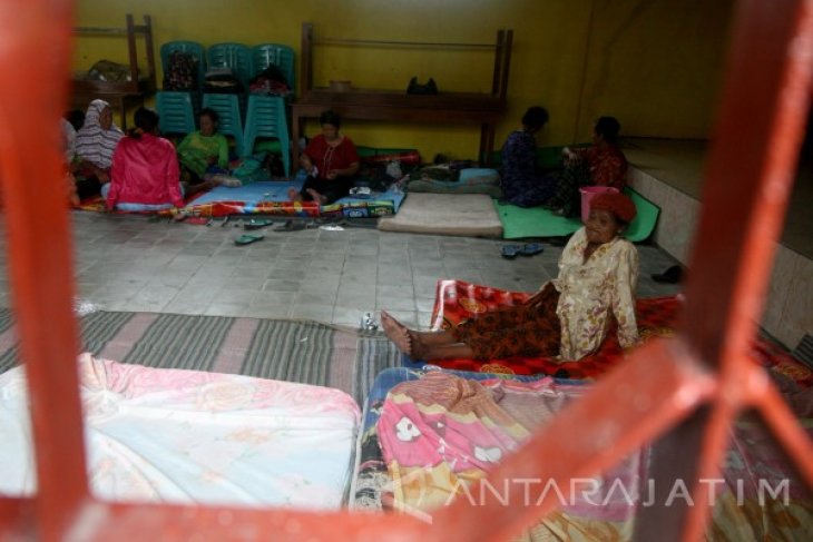 Korban Longsor Lereng Gunung Wilis Mengungsi