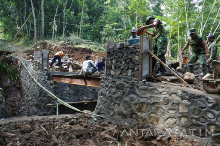 TNI dan Warga Membangun Jembatan