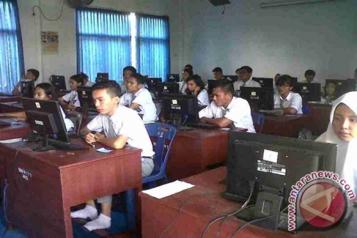 Penyelenggara UNBK Karawang pinjam laptop