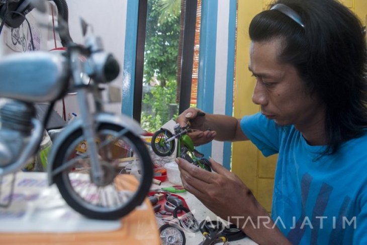 Kerajinan Miniatur Motor Kuno