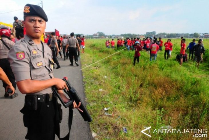 KERUSUHAN SUPORTER SEPAK BOLA