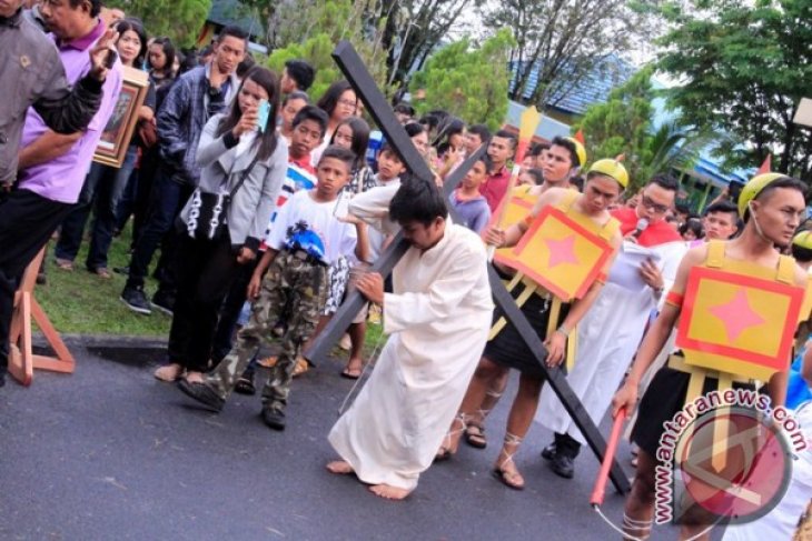 Drama Penyaliban Yesus di Palangka Raya