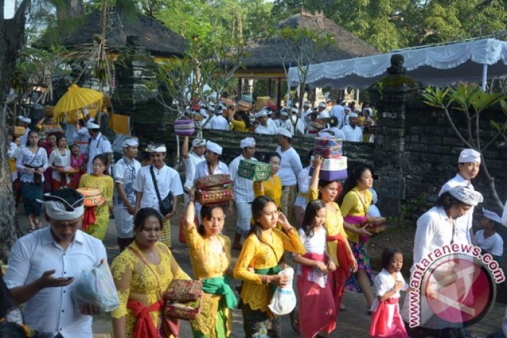 Sembahyang Kuningan di Denpasar 