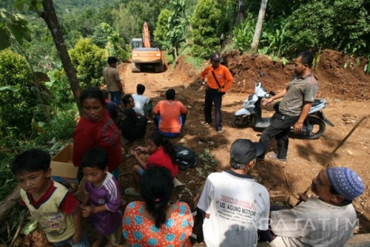 Warga Melihat Bencana Tanah Longsor