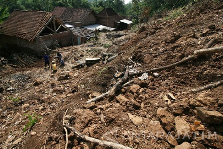 Korban Longsor Tinggalkan Rumah