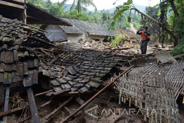 Rumah Roboh Diterjang Banjir