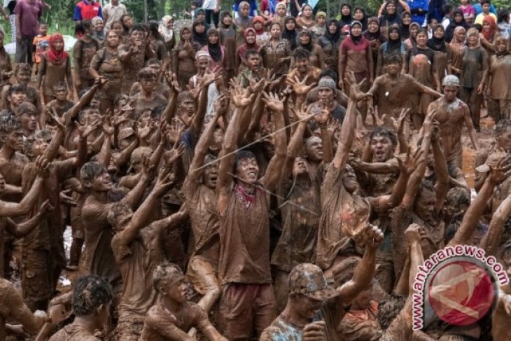 Mandi Lumpur Hari Bumi