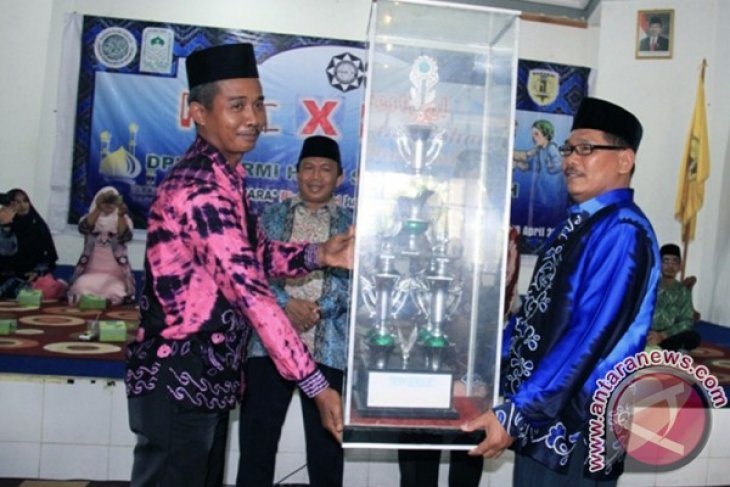 PENYERAHAN PIALA BERGILIR