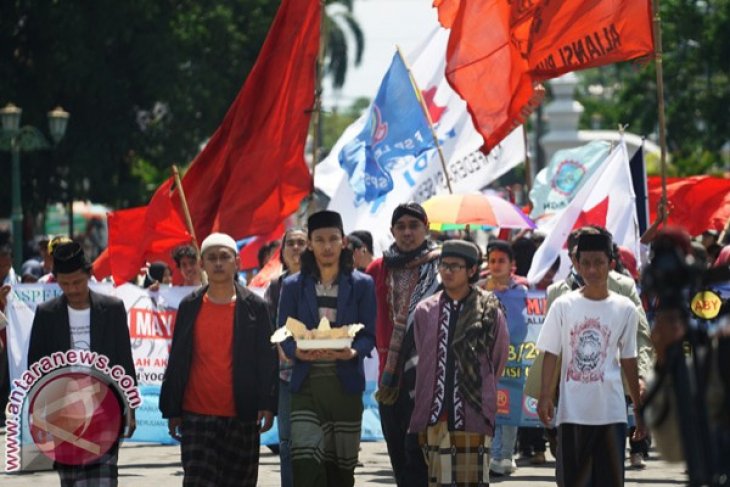 Indonesian workers urge President Jokowi to realize Nawacita commitments