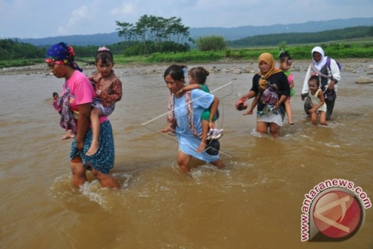 SEBERANGI SUNGAI RAYAKAN KARTINI