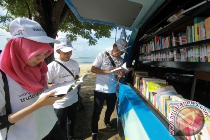 Perpustakaan Keliling di Pantai Kurenai