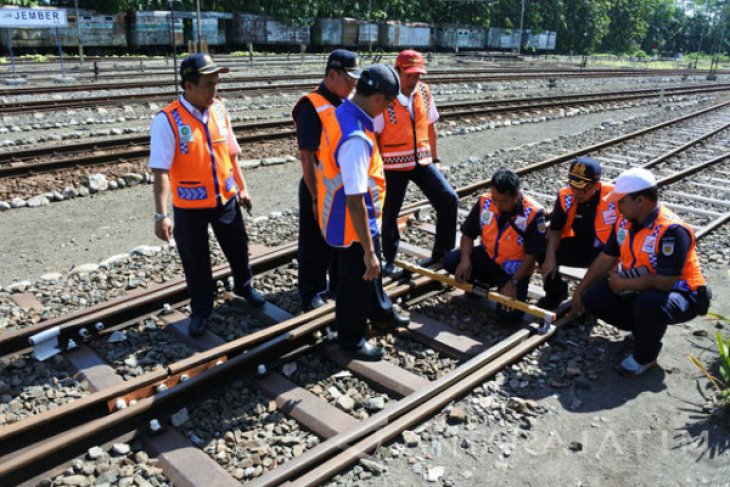 Pemeriksaan Jalur Rel Kereta Api