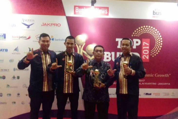 Gubernur Lampung M. Ridho Ficardo Meraih Penghargaan Pembina BUMD Terbaik