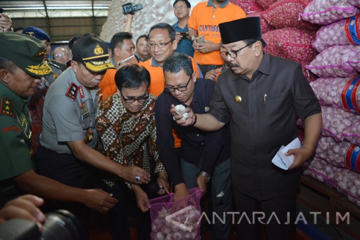 Sidak Kebutuhan Pokok Di Gudang Bulog