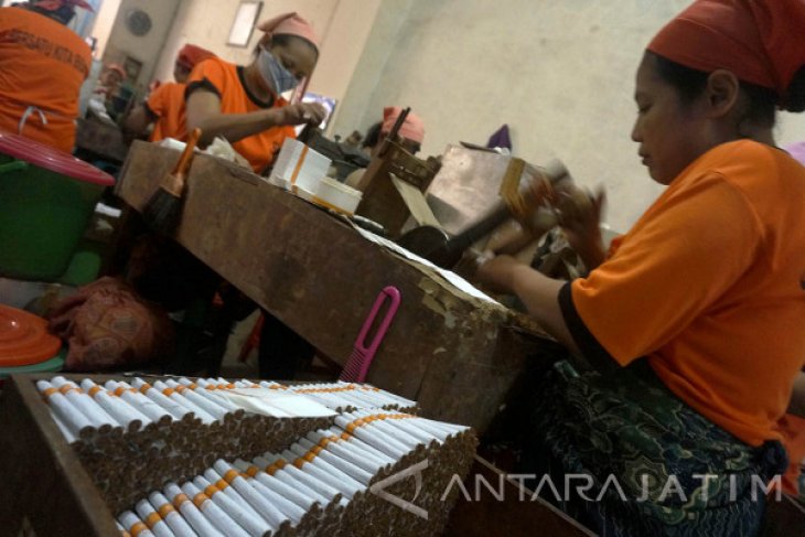 Industri Rokok Terkendala Buruh Linting
