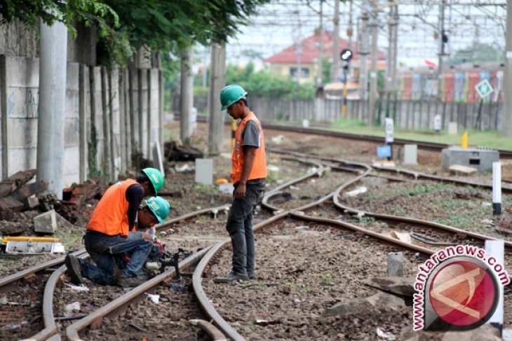 Rel patah di lintasan Cilebut-Bogor